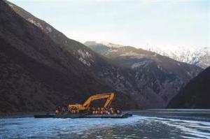 金沙江白格堰塞湖通過人工開挖泄流槽開始過流。